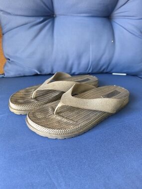 Capelli of New York Gray Textured Flip Flop Sandals